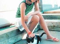美女在摸她的咪咪