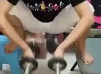 美女举哑铃当众尿失禁