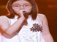 郭沁为什么坐在椅子上 郭沁周深什么关系