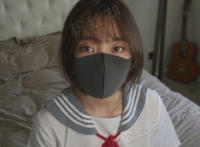网传疑似抖音芝芝桃桃戴口罩视频，而是博主hongkongdoll作品，女神室友穿JK接受简短采访