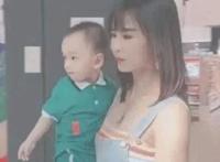 抖音“最年轻外婆”火了，打扮年轻时尚，她到底有多少岁？