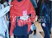 36岁谭晶近照曝光 披红围巾出镜贵妇范儿十足