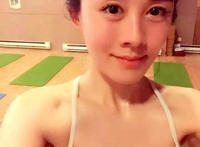 央视美女主播秀瑜伽照 香汗淋漓低胸诱惑