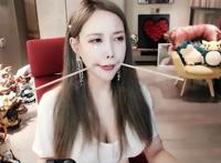 米娜Minana呀疑似与榜一“陈雅楠cyn”迪士尼游玩排队，被粉丝偶遇拍下照片