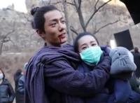 《诛仙Ⅰ》曝光片场肖战搂李沁脖子 这么亲密就不怕碧瑶吃醋吗