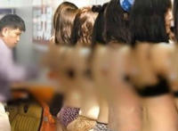 解开美女胸衣一款福利游戏你玩过吗(图) 解开美女胸衣一款福利游戏你玩过吗(图)