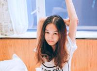 老婆洗澡时小姨子跑进我卧室求欢