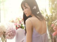 年轻的小姨子和我看碟机里我占有了她的初次