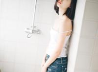 在厨房里我把手伸进年轻漂亮的小姨子内裤里