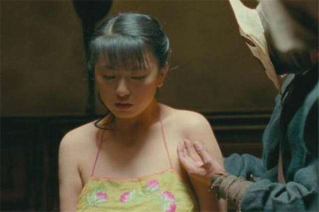 《让子弹飞》中,那位肚兜被扯飞的女演员,如今怎么样了?