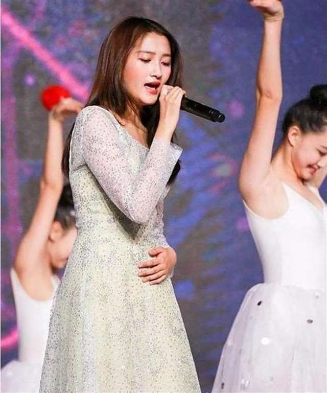 关晓彤确诊怀孕,孕检单不慎流出