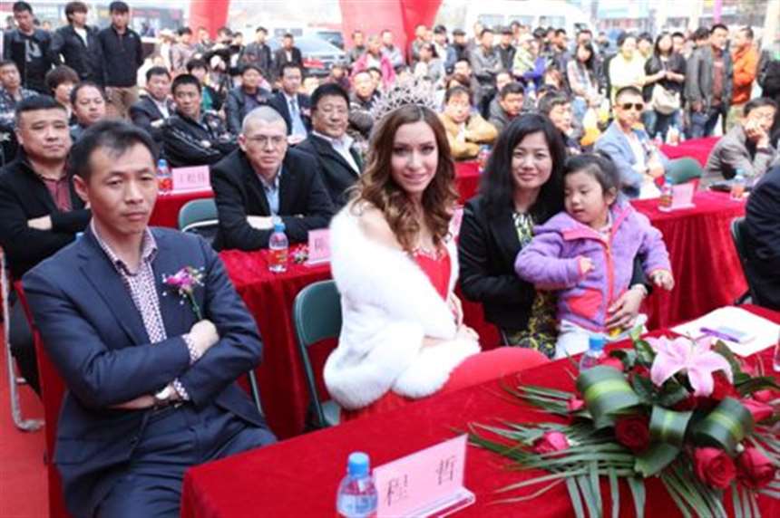 灯塔冠珠陶瓷签售火爆