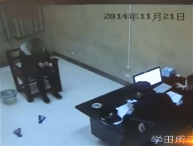 从爱爆料的小仙女微博中的图片来看:事发地点位于中学实验室里,两名