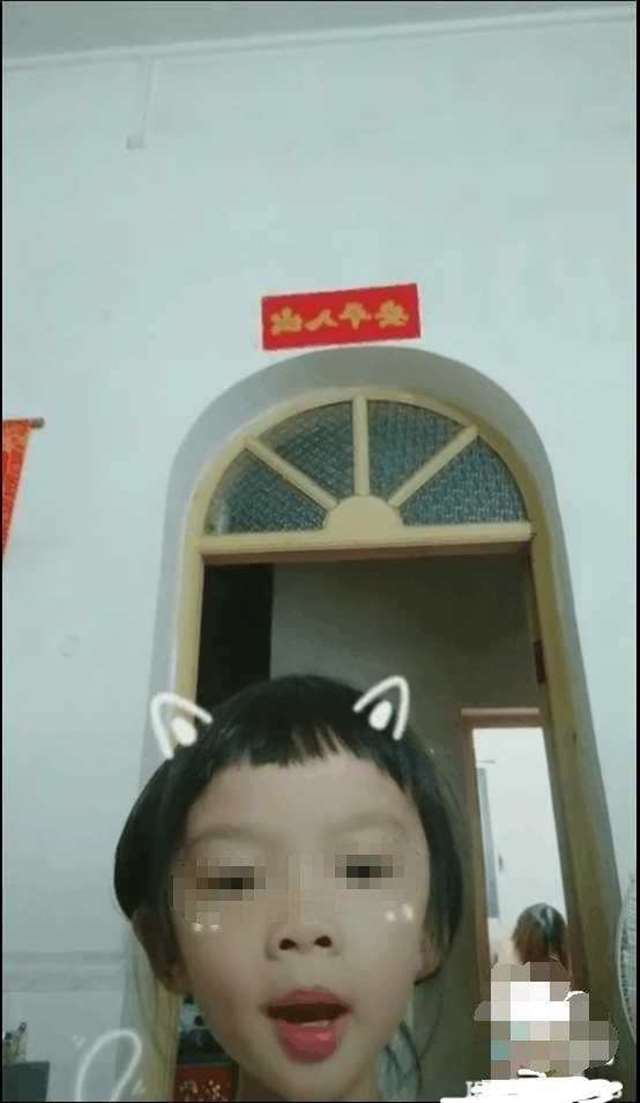 小女孩玩抖音,误将洗澡妈妈入境,视频引网友疯狂转发达89万次