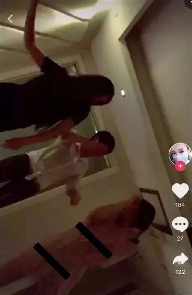 情侣大尺度马桶门视频流出,这些网红想红想疯了吧!