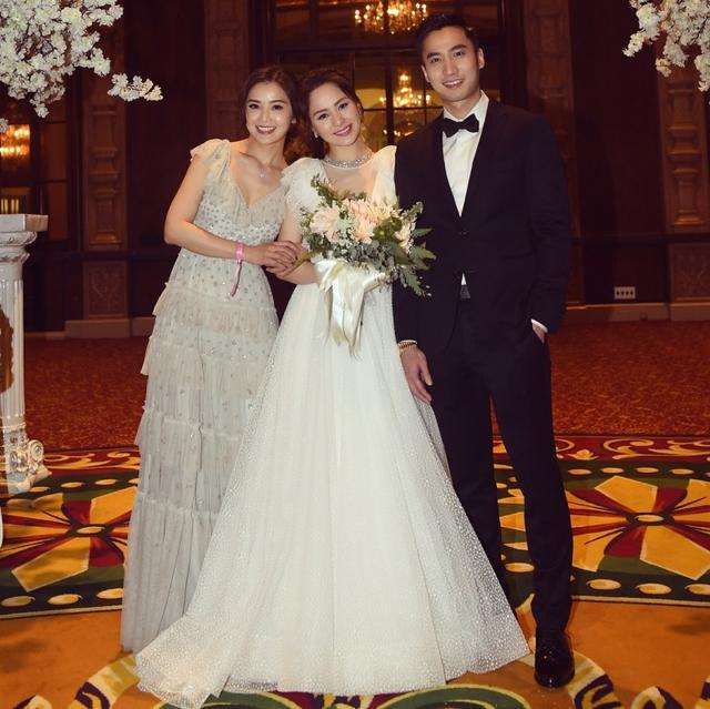 阿娇婚礼倒计时,阿sa帮她试婚纱的画面太有爱了!