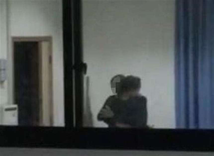 重庆一中学男教师办公室亲吻搂抱女生被开除