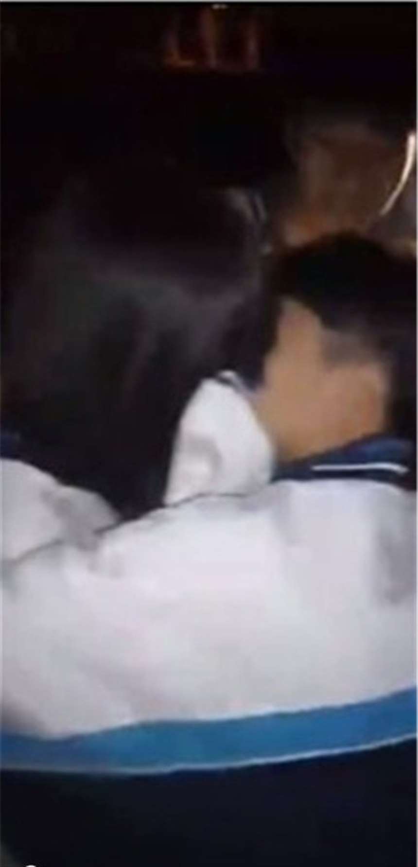 初中男生轮流强吻女生事件怎么回事