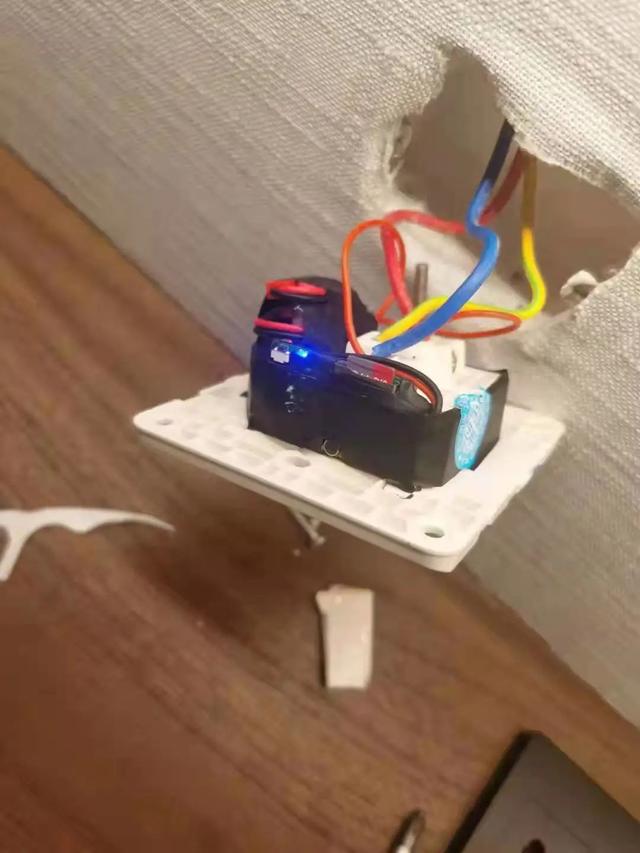 女子住酒店换2房均查出摄像头 酒店称不知情：我们也是受害者