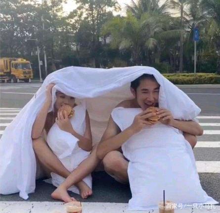 男女半裸裹床单躺斑马线拍婚纱照 网友:不要拿生命追求浪漫