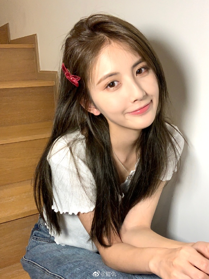 王思聪的女友甜仇抱着小狗素颜出镜