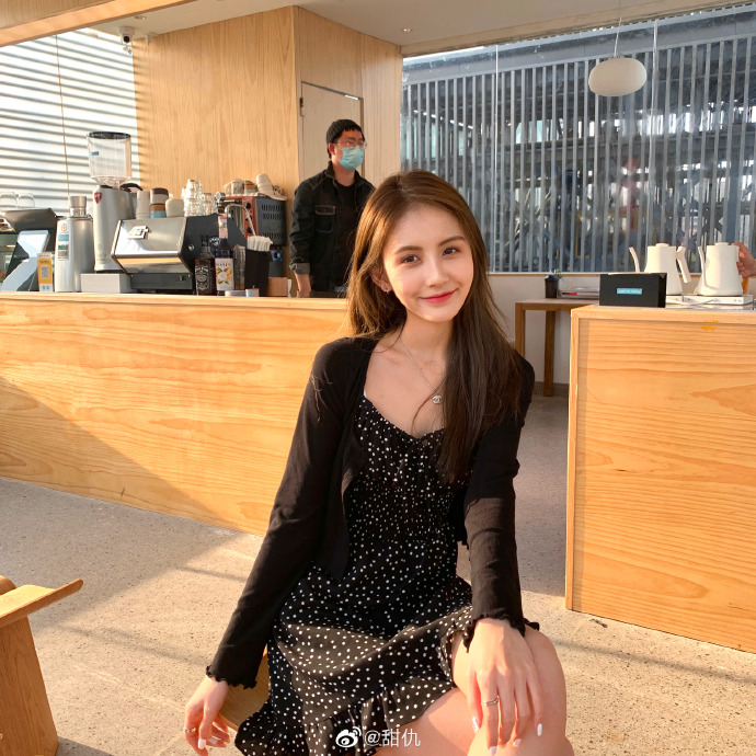 王思聪的女友甜仇抱着小狗素颜出镜