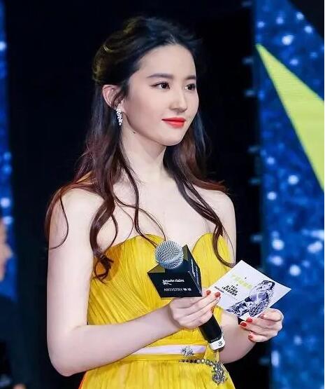 淡黄的长裙蓬松的头发到底是谁？杨幂周冬雨迪丽热巴齐比美
