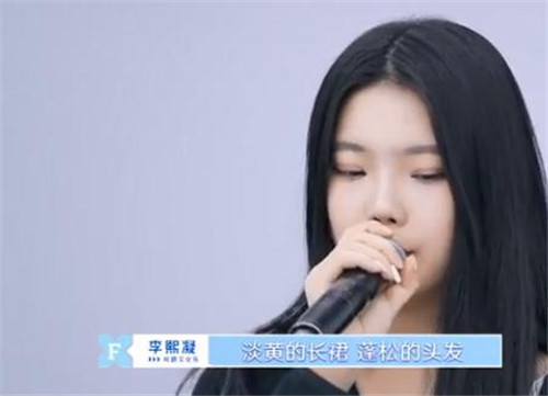 朋友圈淡黄的长裙蓬松的头发是什么梗?