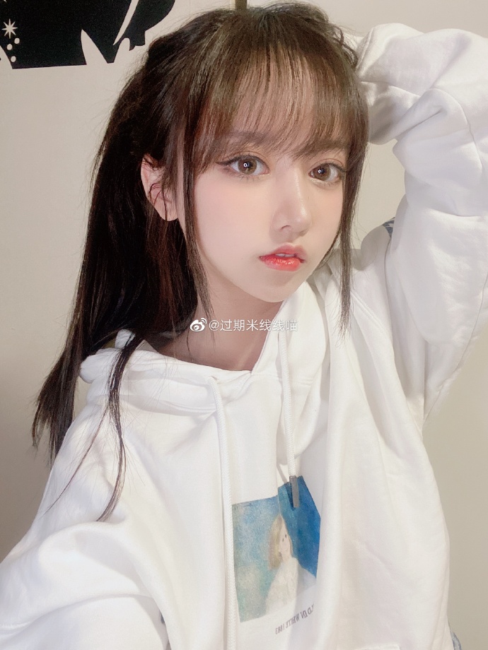 过期米线线喵最新自拍写真 香草芋泥奶茶 不要芋