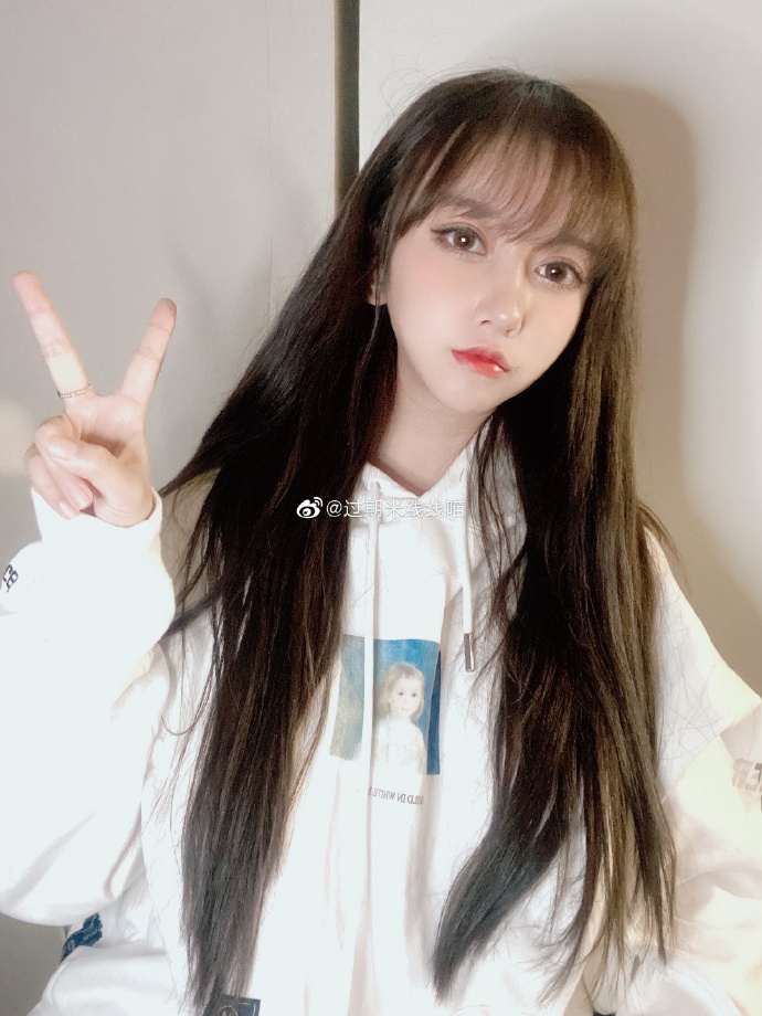 过期米线线喵最新自拍写真 香草芋泥奶茶 不要芋