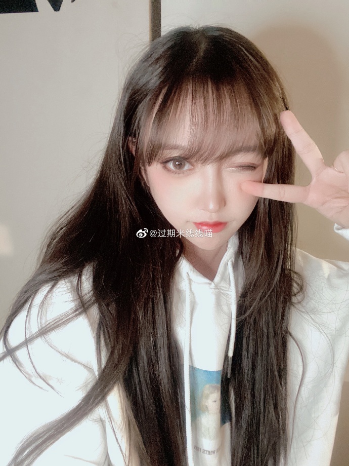 过期米线线喵最新自拍写真 香草芋泥奶茶 不要芋