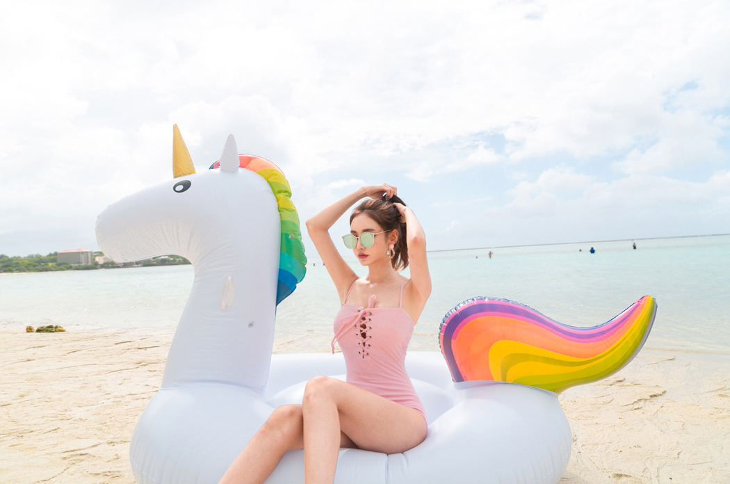 清纯小姐姐长腿热裤 感觉自己又恋爱了