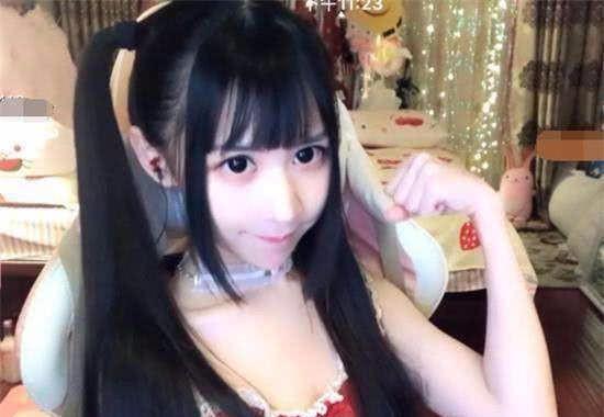 蔡萝莉深夜直播“意外走光”为何中间会有个密字?