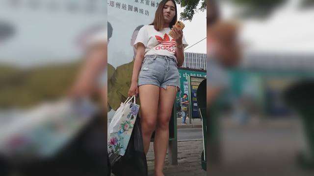  炮椅房偷拍牛仔短裤大胸美女