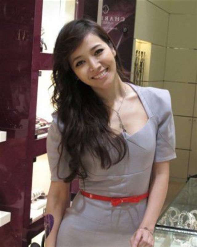  炮椅房偷拍牛仔短裤大胸美女