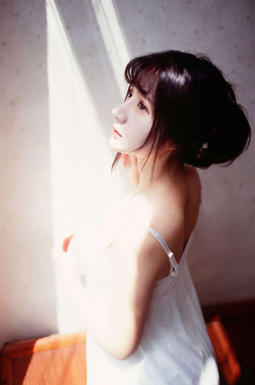 24fa凸凹吧无圣光福利 丰满女神前凸后翘深v极致诱惑美女写真