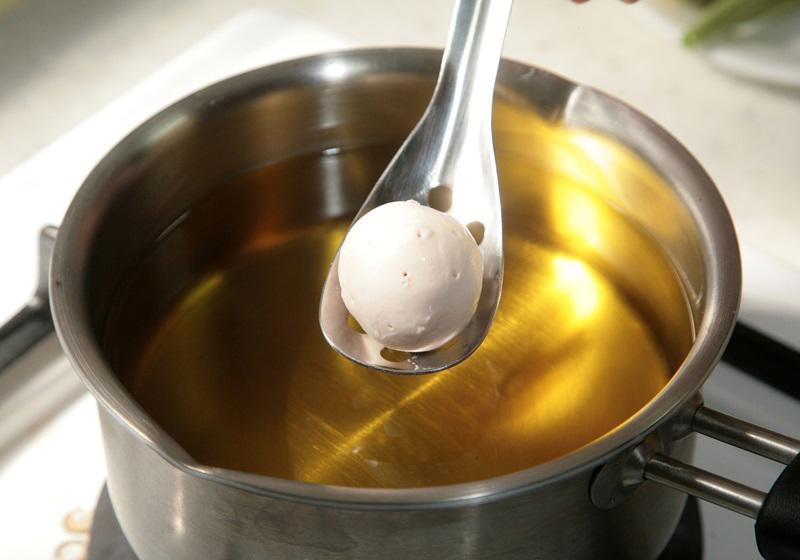 炸汤圆的做法不蹦油炸 这不破皮不爆馅做法