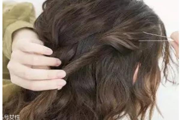 烫发怎么扎好看 最新长卷发扎法教程