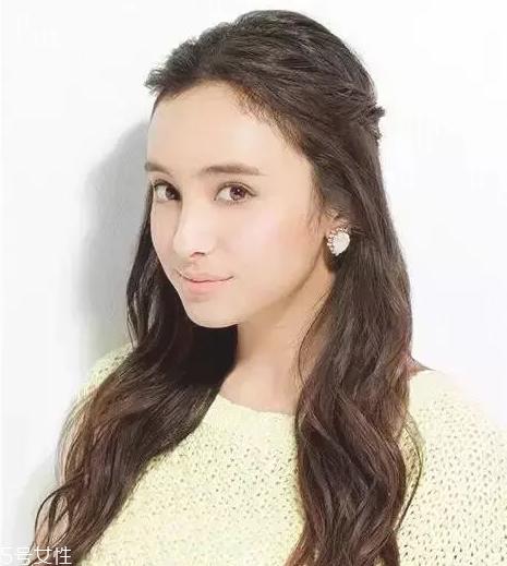 烫发怎么扎好看 最新长卷发扎法教程