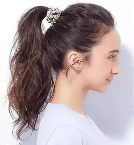 烫发怎么扎好看 最新长卷发扎法教程