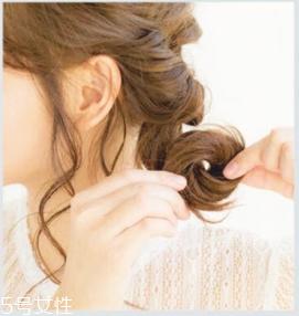 如何自己做简单盘发 自己盘头发简单好看的步骤