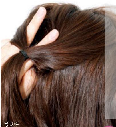 如何自己做简单盘发 自己盘头发简单好看的步骤