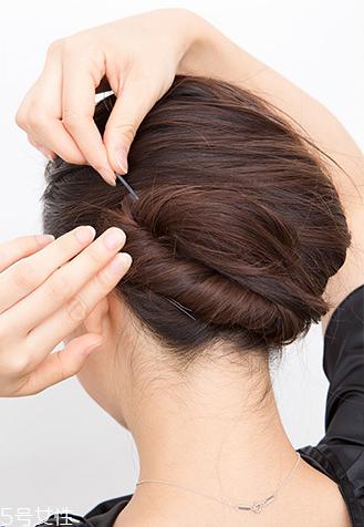 如何自己做简单盘发 自己盘头发简单好看的步骤