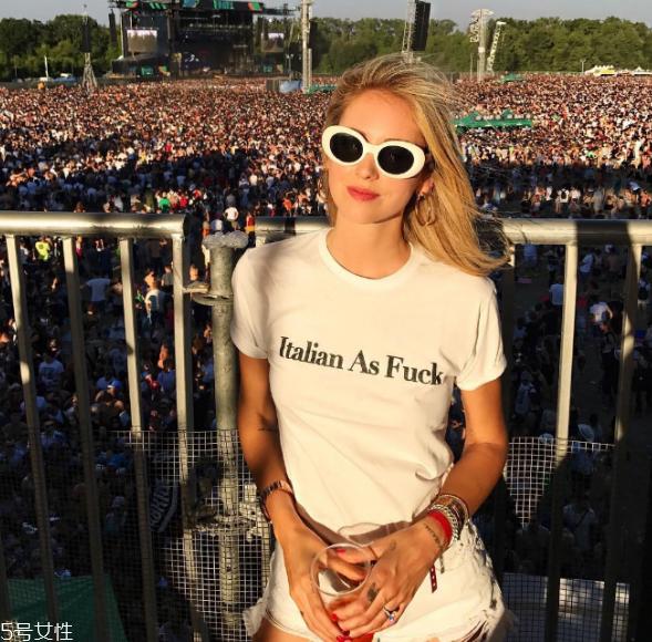 宽松t恤怎么搭配好看 宽松t恤搭配