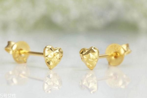 黄金耳钉怎么戴 佩戴要小心