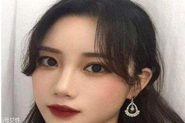 皮肤黑的人头发适合什么颜色 皮肤黑染这些颜色好看