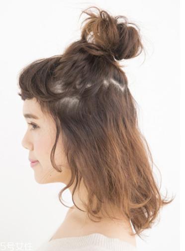 韩国蓬松丸子头扎法 自己扎丸子头教程