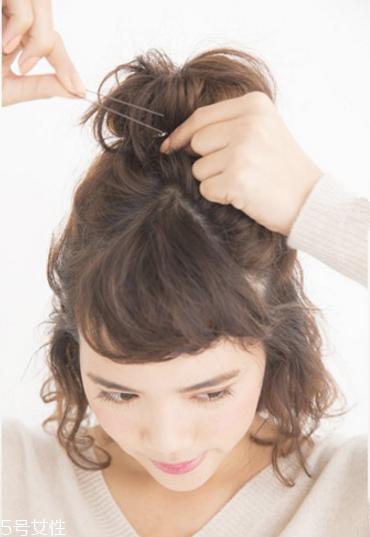 韩国蓬松丸子头扎法 自己扎丸子头教程