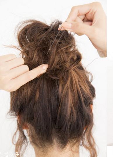 韩国蓬松丸子头扎法 自己扎丸子头教程