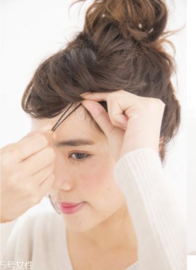 韩国蓬松丸子头扎法 自己扎丸子头教程